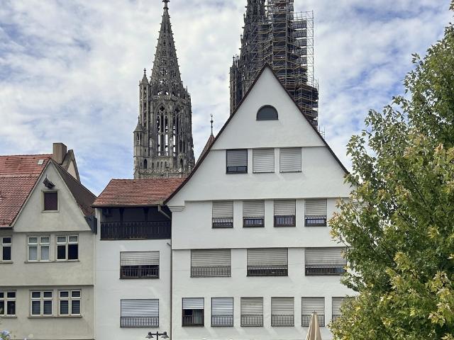 Zwei Zimmer Wohnung zwischen Münsterplatz und Judenhof mit Aufzug und Tiefgarage