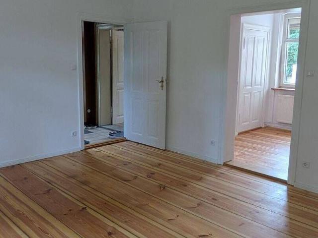 Zwei Zimmer, Bad und Garten geteilte Küche