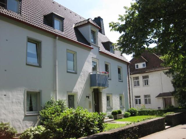 DREI ZIMMER DACHGESCHOSS WOHNUNG NÄHE STADTPARK