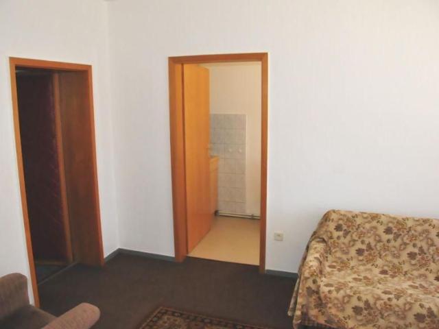 Zwei Zimmer Singlewohnung mit separater Küche und Stellplatz