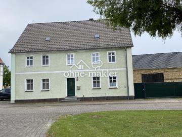 Zweigenerationenhaus mit Nebengebäuden und großem Garten