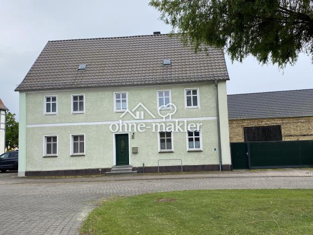Zweigenerationenhaus mit Nebengebäuden und großem Garten