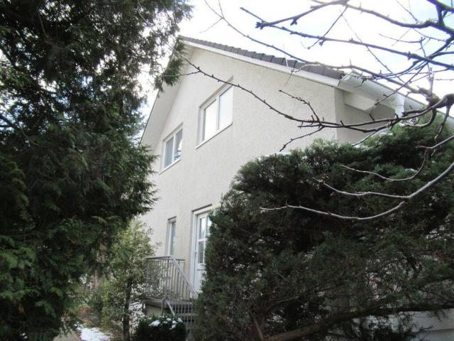 Zweigenerationenhaus mit separaten Eingängen mit großem Garten