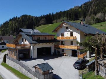Zwei/Dreifamilienhaus, Nebengebäude und Garagengebäude mit Wohnung, voll unterkellert