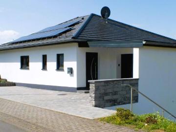 Zweifamilienwohnhaus mit Garagen in höherer und ruhiger Ortslage