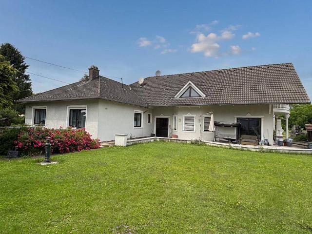 Zweifamilienwohnhaus mit großem Grundstück
