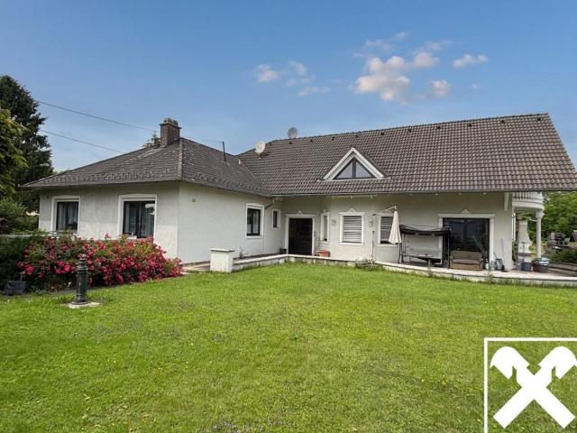 Zweifamilienwohnhaus mit Großem Grundstück