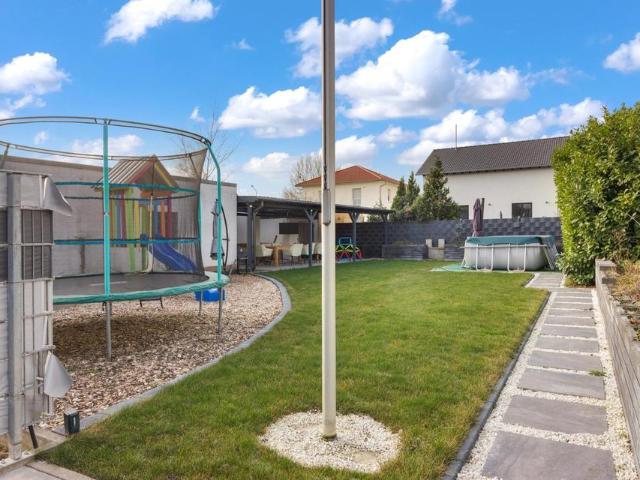 Zweifamilien Bungalow mit Mieteinnahmen & großem Garten