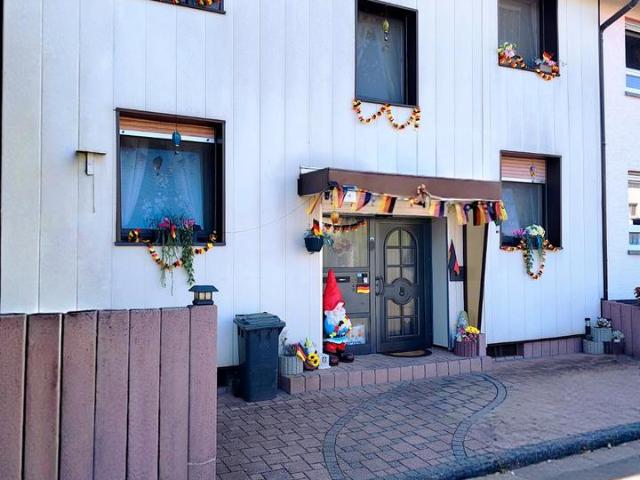 Zweifamilienhaus mit 210 m² Wohnfläche, Wintergärten, Balkon usw