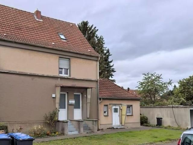 Zweifamilienhaus mit 3 Garagen und zwei Gartenbereichen