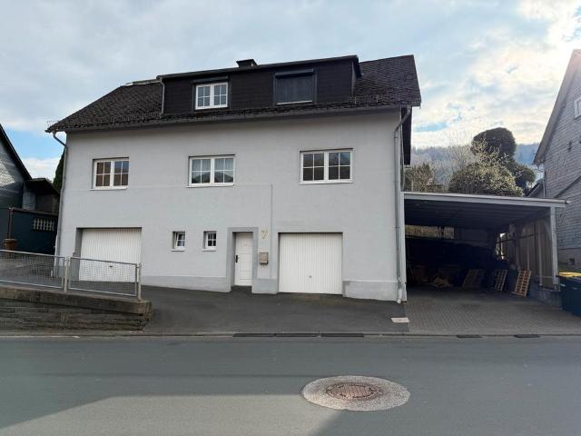 Zweifamilienhaus mit viel Platz, Garten und Carport