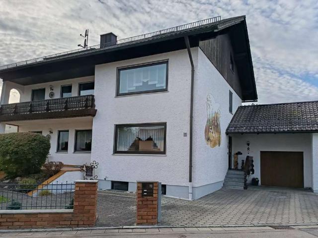 Zweifamilienhaus mit viel Platz und großem Garten