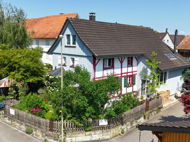 Zweifamilienhaus mit wunderschönem Blumengarten Ein Liebhaberobjekt!