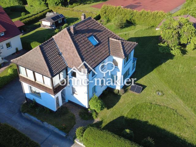 Zweifamilienhaus mit zwei Garagen auf 899qm Grundstück
