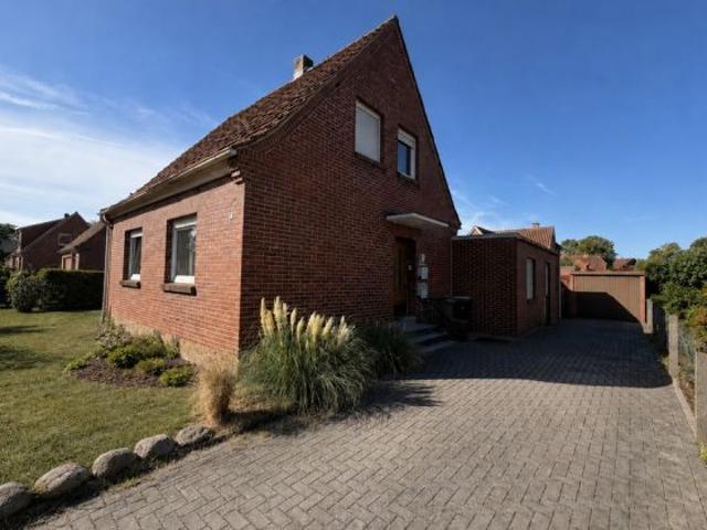Zweifamilienhaus mit zwei Garagen – ideal für Mehrgenerationenwohnen