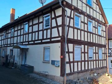 Zweifamilienhaus mit angrenzenden Landwirtschaftlichen Gebäuden