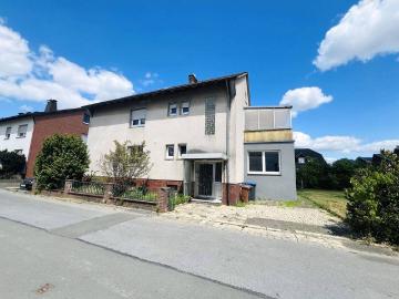 Zweifamilienhaus mit Ausbaupotenzial und optionalem Baugrundstück in ruhiger Lage