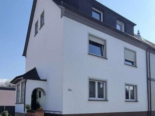 Zweifamilienhaus mit ausgebautem Dachgeschoss, Wintergarten, Terrasse und Garten in guter Lage