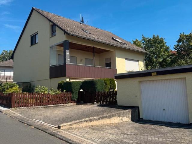 Zweifamilienhaus mit ausgebautem DG, Garten & Garage in Lohfelden