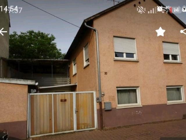 Zweifamilienhaus mit Balkon und Hof in Alt Oggersheim