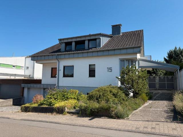 Zweifamilienhaus mit Blick ins Grüne – vielseitig nutzbar