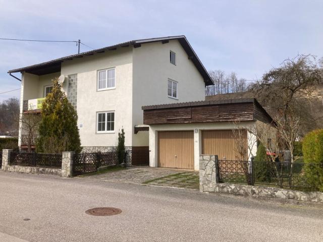 Zweifamilienhaus mit Doppelgarage und Großen Garten