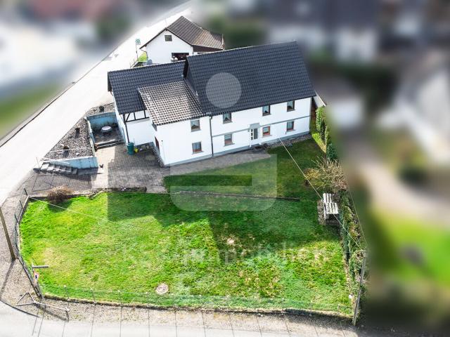 Zweifamilienhaus mit einer Wohn und Nutzfläche von 230 Quadratmetern!