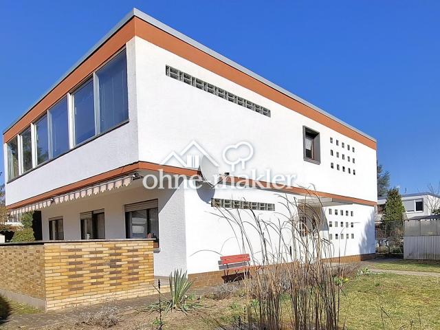 Zweifamilienhaus mit eingewachsenem Garten + 2 Garagen in guter Lage, provisionsfrei für Käufer