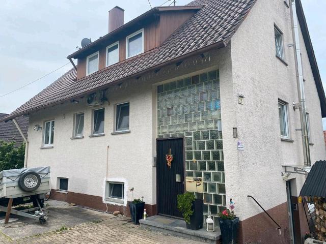 Zweifamilienhaus mit Einliegerwohnung & großem Grundstück