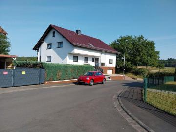 Zweifamilienhaus mit Einliegerwohnung in Feldrandlage
