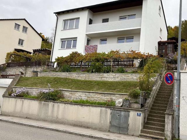 Zweifamilienhaus mit Einliegerwohnung und zwei Garagen