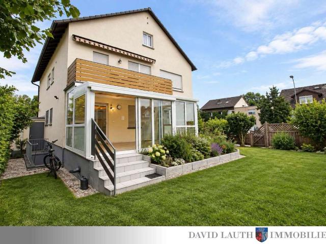 ZWEIFAMILIENHAUS MIT EINLIEGERWOHNUNG, WINTERGARTEN, GARAGE, GROßEM GARTEN & AUSBAUWOHNFLÄCHE IM DG