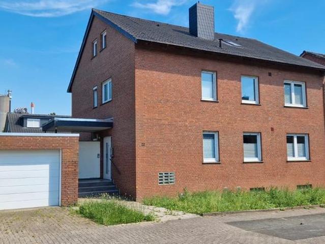 Zweifamilienhaus mit Garten, Balkon & Garagen im Beckumer Norden