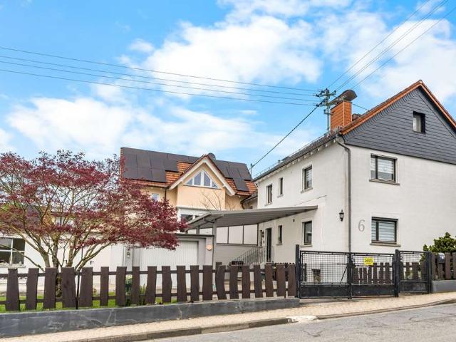 Zweifamilienhaus mit Garten, Garage, Carport und vielseitigen Nebenflächen