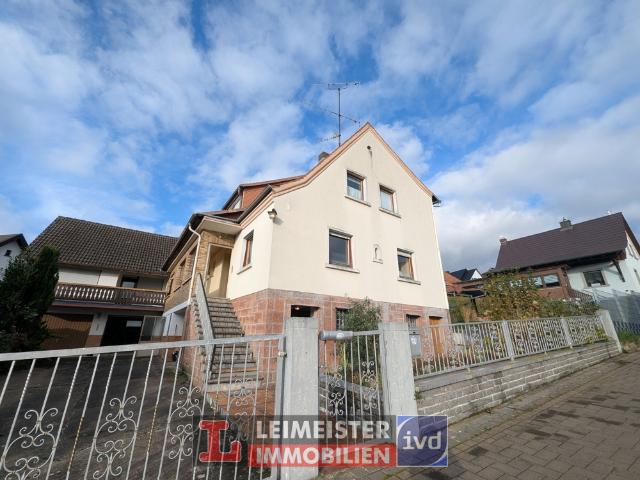 Zweifamilienhaus mit Garten & Garagen – viel Potenzial in Straßbessenbach, ideal für Handwerker