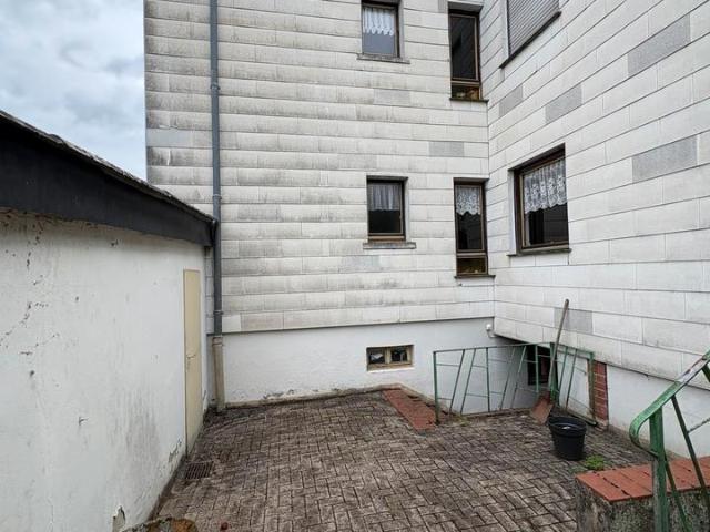 Zweifamilienhaus mit Garten und Doppelgarage in Gersweiler
