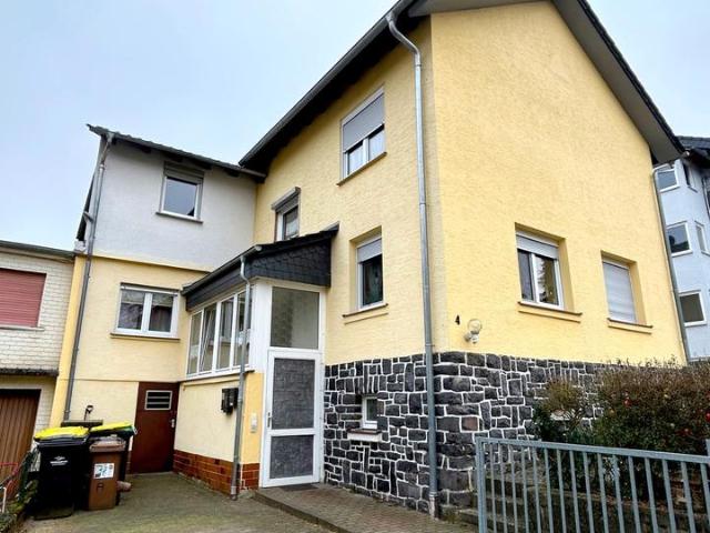 Zweifamilienhaus mit Garten und Hof