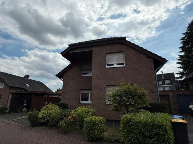 Zweifamilienhaus mit Garten und vielseitigem Raumangebot