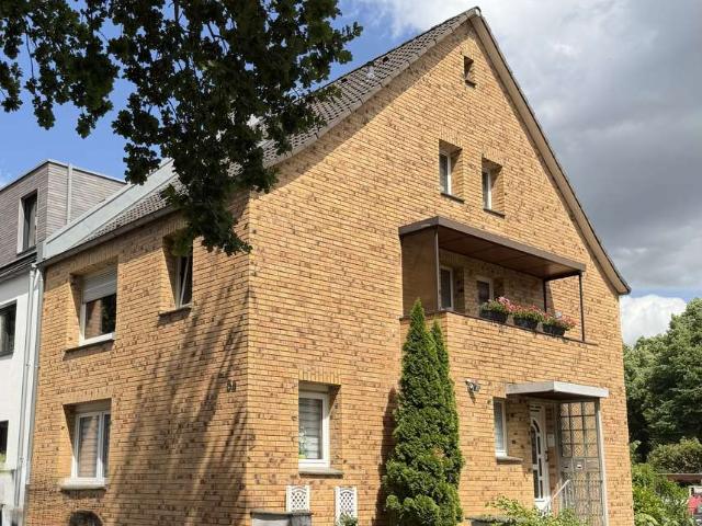 Zweifamilienhaus mit Garten und 2 Garagen