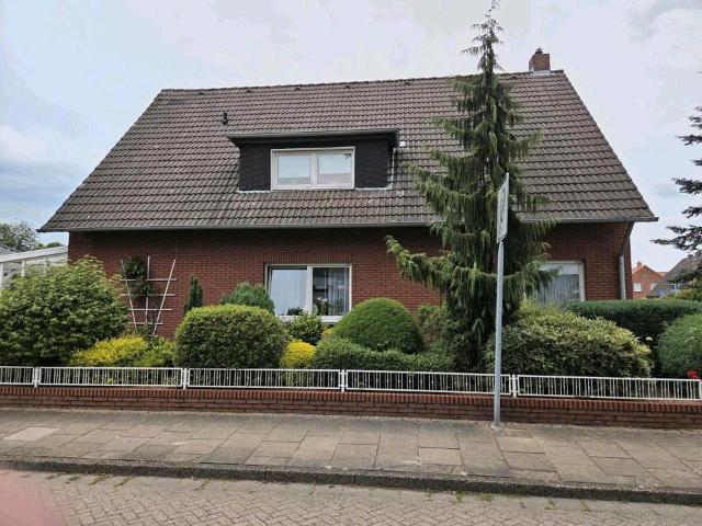 Zweifamilienhaus mit Garage in bester Lage