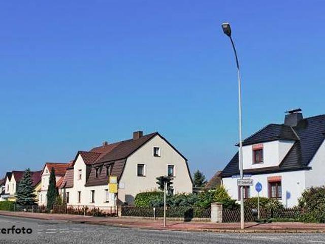 Zweifamilienhaus mit Garage, Wirtschaftsgebäude und Gartenhaus