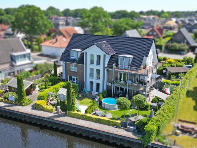 Zweifamilienhaus mit Gewerbeeinheit, Bebauungsoption und Bootsanleger am Küstenkanal in Hundsmühlen