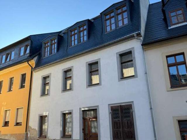 Zweifamilienhaus mit großem Nebengebäude in zentraler Lage von Annaberg Buchholz – viel Potenzial