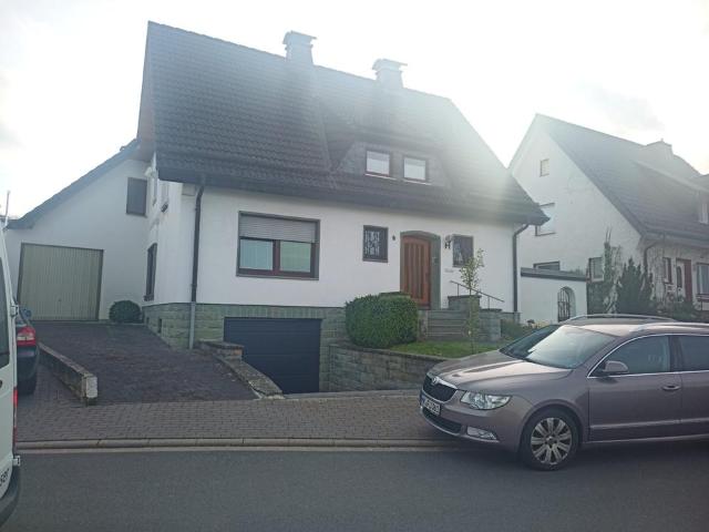 Zweifamilienhaus mit großem Anbau in Warstein