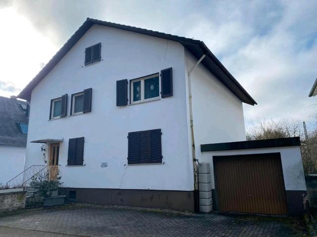 Zweifamilienhaus mit großem Garten