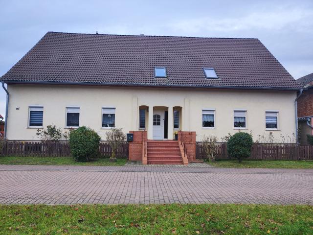 Zweifamilienhaus mit großem Garten und in schöner Lage