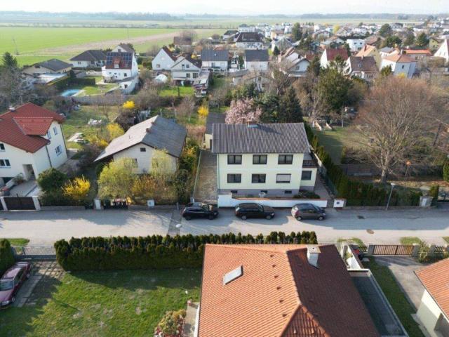 Zweifamilienhaus mit großem Garten und Nebengebäude in sonniger Lage