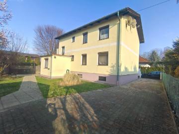 Zweifamilienhaus mit großem Garten und Nebengebäude in sonniger Lage