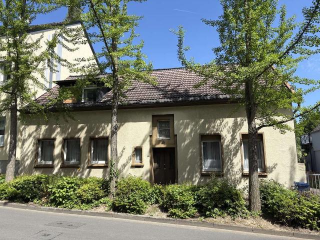 Zweifamilienhaus mit großem Grundstück, Garagenhof und Ausbaupotential