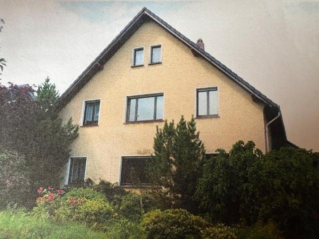 Zweifamilienhaus mit großem Grundstück für Gartenliebhaber
